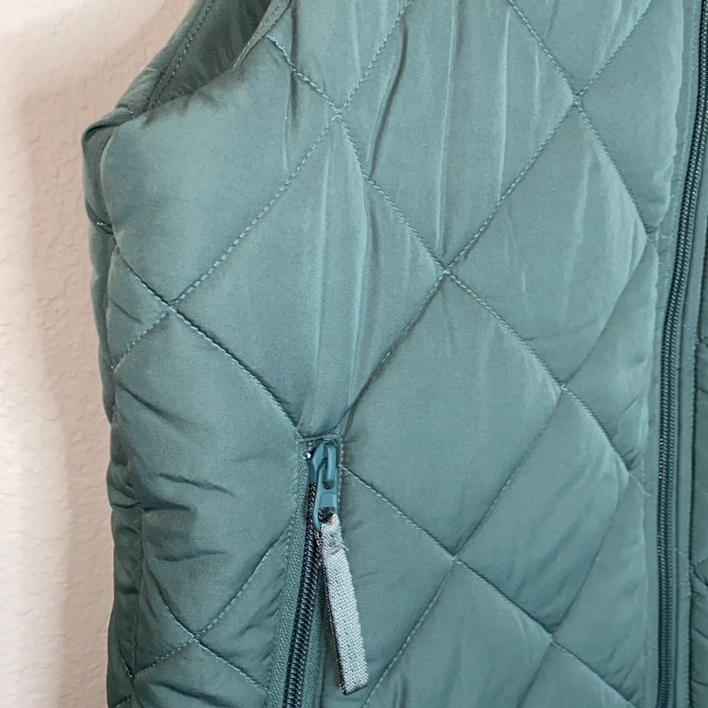 🪿Vera Bradley Full Zip Quilted Vest in Sage Green with floral print! - Picture 3 of 16